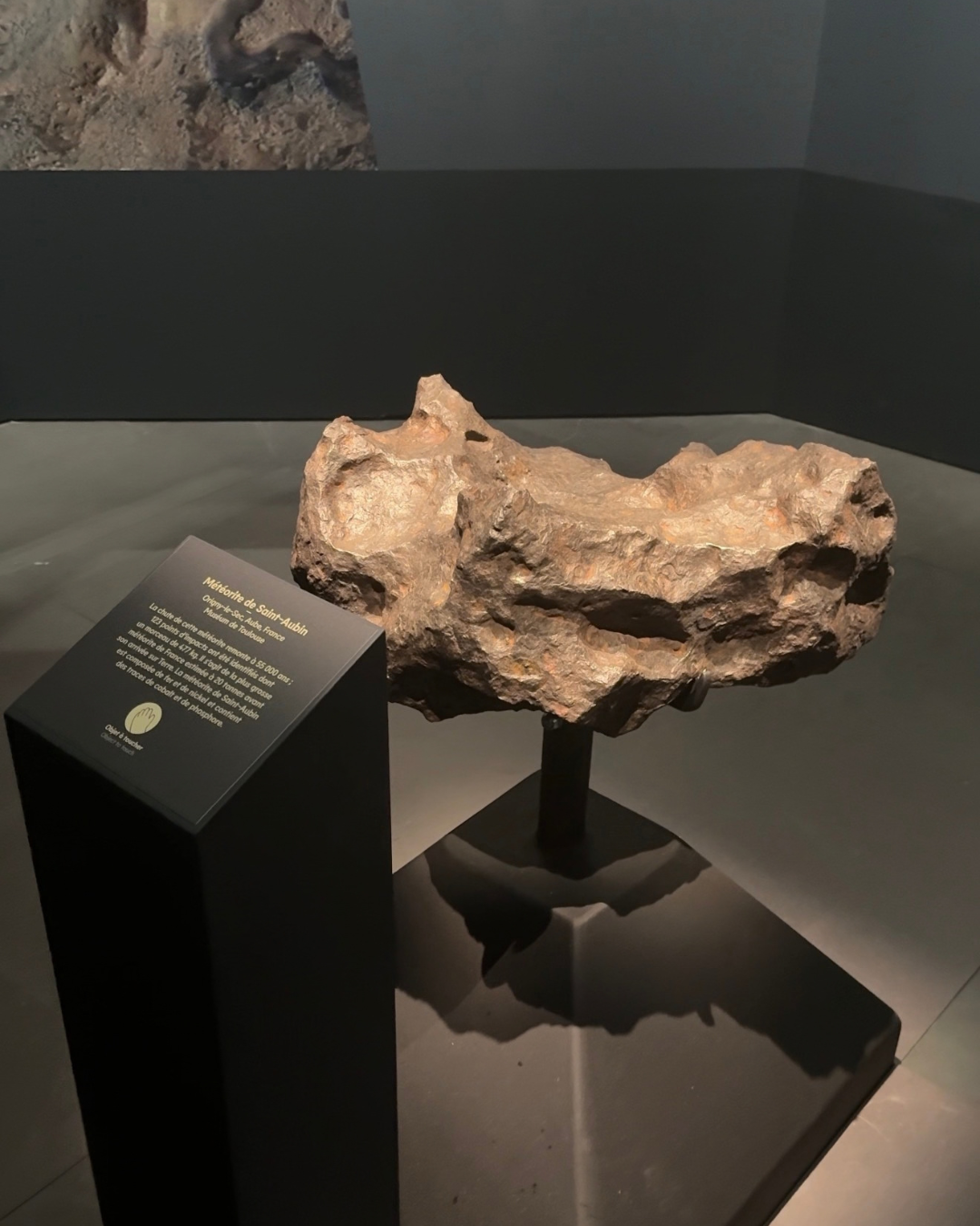 Météorite de Saint-Aubin à toucher dans l'exposition Minéraux du Muséum de Toulouse