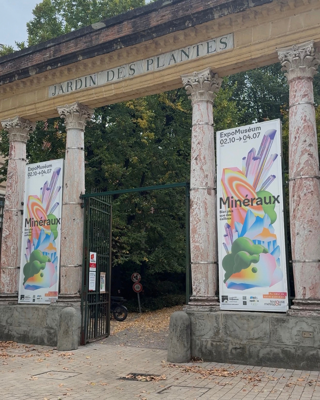 Entrée du Jardin des Plantes de Toulouse avec les affiches de l'exposition Minéraux, bien plus que des cailloux au Muséum