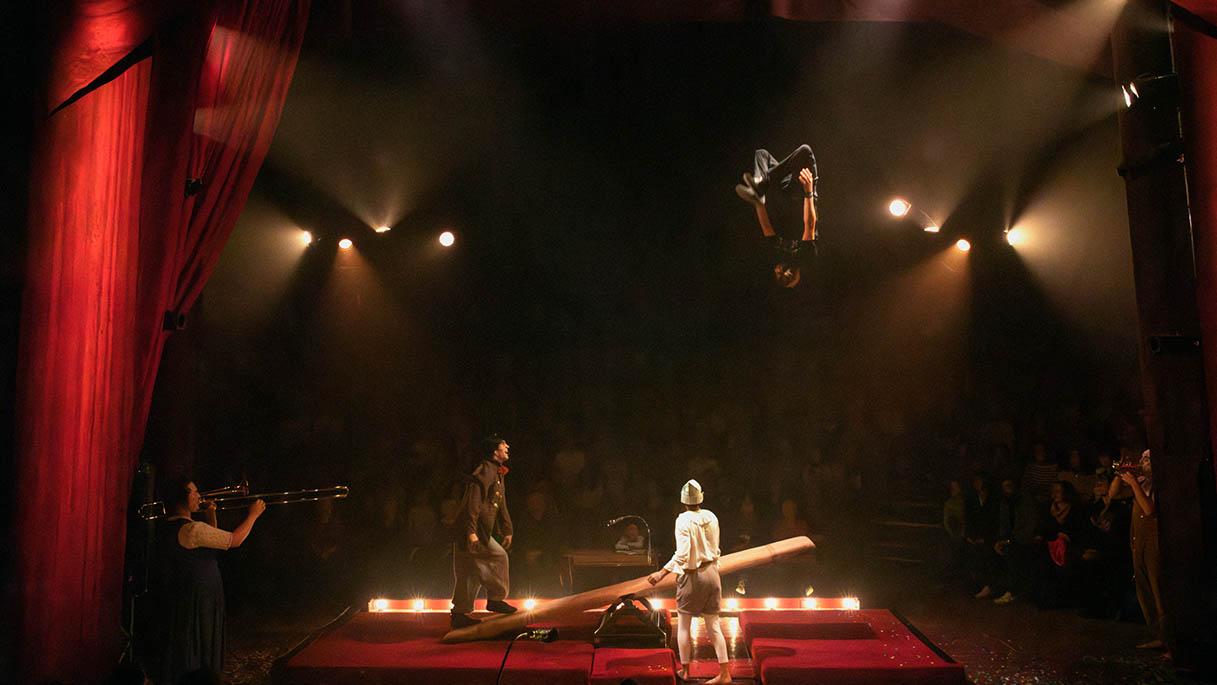 Hourvari, cirque de la Compagnie Rasposo, sous chapiteau à Blagnac